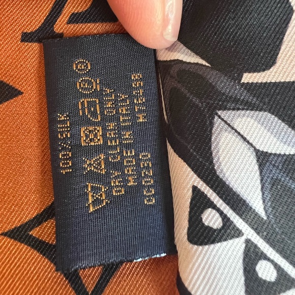 ❌SOLD❌ Silk Monogram LV Crafty Bi Color BB Bandeau Caramel Black - Picture 9 of 10